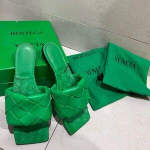 BOTTEGA VENETA
Lido leather slides